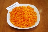 Шаг 3. Очистить и помыть морковь, нарезать мелкими кубиками.