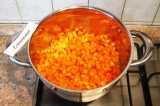 Шаг 6. Добавить морковь, перемешать и обжаривать еще 5 минут.