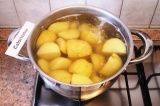 Шаг 1. Очистить молодой картофель, нарезать кусочками и отварить в воде