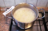 Шаг 2. Промыть рис, залить холодной водой. Довести до кипения и на небольшом огн