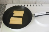 Шаг 3. Выложить сыр на раскаленную сковороду без масла.