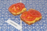 Шаг 7. Нарезать помидоры кружками и выложить на жареный сыр.