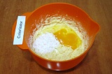 Шаг 2. Ввести одно за другим яйца, добавляя с каждым по 1 ст.л. пшеничной муки