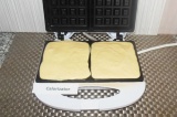 Шаг 8. Выложить тесто в вафельницу, по размерам вашей ячейки у вафельницы.