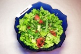 Готовое блюдо: овощной салат с рукколой