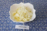 Шаг 3. Нарезать лук мелко, добавить к нарезанным яйцам.