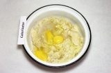 Шаг 3. В тесто добавить 4 столовые ложки сахара и яйца, взбить миксером.