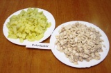 Шаг 6. Нарезать отдельно куриное филе и картофель мелкими кубиками.