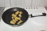 Шаг 5. Слить маринад, выложить капусту на горячую сковородку без масла. Обжарить