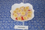 Готовое блюдо: творожный салат с грейпфрутом и бананом