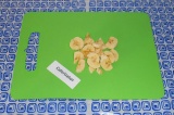 Шаг 1. Нарезать банан на кусочки, выложить в тарелку первым слоем.
