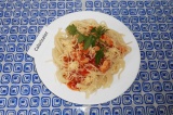 Готовое блюдо: спагетти с курицей и томатным соусом
