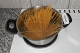 Шаг 1. В кипящую подсоленную воду выложить спагетти. Варить до готовности, слить