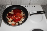 Шаг 4. Добавить натертые помидоры, томатную пасту и кетчуп.