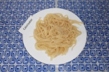 Шаг 6. Выложить готовые спагетти на тарелку.