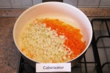 Шаг 4. Разогреть растительное масло. Выложить лук и морковь в сотейник.