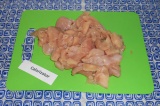 Шаг 1. Нарезать куриное филе в произвольной форме. Выложить половину филе на про