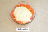 Шаг 6. Овощи в форме полить йогуртово-сырной заливкой, по желанию посыпать укроп