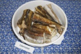 Шаг 5. Достать готовую рыбу из мультиварки и поставить на тарелку, чтобы