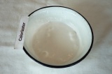 Шаг 6. Приготовить крем, взбить белок на водяной бане с половиной стакана сахара