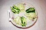 Шаг 3. Разложить на блюде чередуя между собой огурцы и капусту.