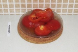 Шаг 7. Почистить помидоры от шкурки.
