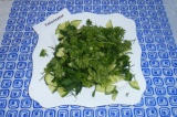 Готовое блюдо: салат из огурцов и зелени