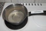 Шаг 6. Слить воду с банок в кастрюлю. Добавить соль, сахар, уксус. Довести до
