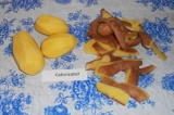 Шаг 1. Очистить картофель от кожуры, промыть под проточной водой.