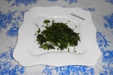 Шаг 3. Зелень мелко нарезать и выложить в тарелку.