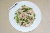 Шаг 3. Заранее отваренное мясо кролика порвать на кусочки и добавить к салатным