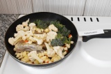 Шаг 6. Выложить овощи в сковородку. Закрыть крышку и тушить в течение 10 минут.