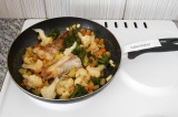 Шаг 8. Подавать блюдо горячим. Выложить кусок рыбы и добавить овощи.