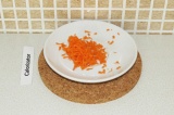 Шаг 3. Натереть на мелкой терке морковь.