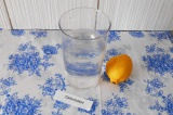 Шаг 1. Налить в емкость воду, добавить сок половинки лимона.