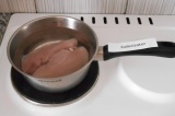 Шаг 1. Отварить в воде куриное филе в течение 15-20 минут.