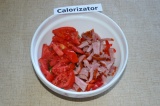 Шаг 4. Добавить к ингредиентам помидор, нарезанный кубиками.