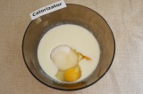 Шаг 3. Добавить яйца и хорошо перемешать ингредиенты.