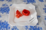 Шаг 2. Каждую помидору очистить маленькой ложкой от сердцевины и семечек.
