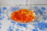Шаг 5. Нарезать морковь и выложить сверху майонеза.