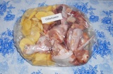 Шаг 5. Выложить картофель и курицу в пакет для запекания. Взять руками пакет