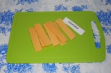 Шаг 2. Сыр нарезать на 8 пластинок (4 во внутрь рулетика и 4 сверху).