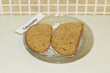 Шаг 9. Сделать тосты из хлеба в тостере/сковороде без масла.