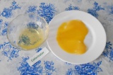 Шаг 1. Яичный белок отделить от желтков.