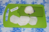 Шаг 2. С помощью овощерезки или острого ножа нарезать репку на тонкие пластинки.