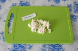 Шаг 3. Сыр фетакса нарезать мелкими кубиками, добавить в тарелку.