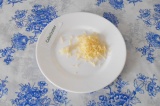 Шаг 4. Чеснок и сыр (1/3 куска) нарезать на мелкой терке.