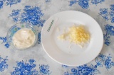 Шаг 5. Перемешать сыр и чеснок со сметаной.