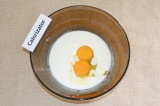 Шаг 1. Кефир соединить с содой, добавить яйца и перемешать.