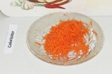 Шаг 1. Натереть морковь на терке.